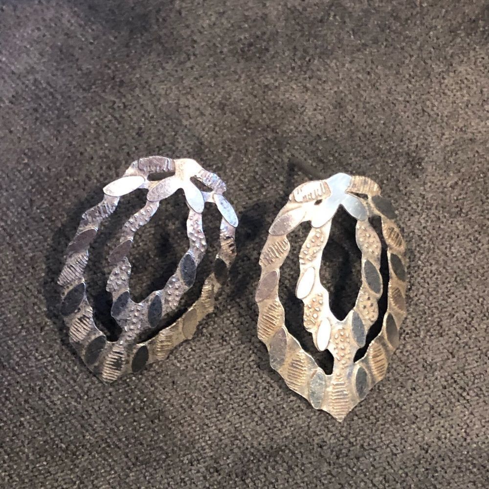 Silver Wreath Earrings (Retired Silpata) - Picture 3 of 4